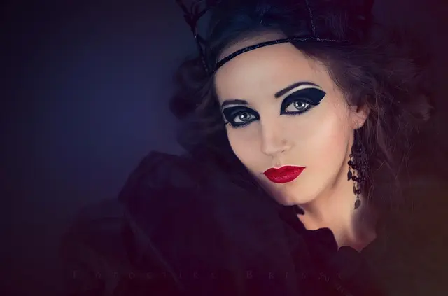Maquillage Hybride : 5 Techniques pour un Regard Captivant