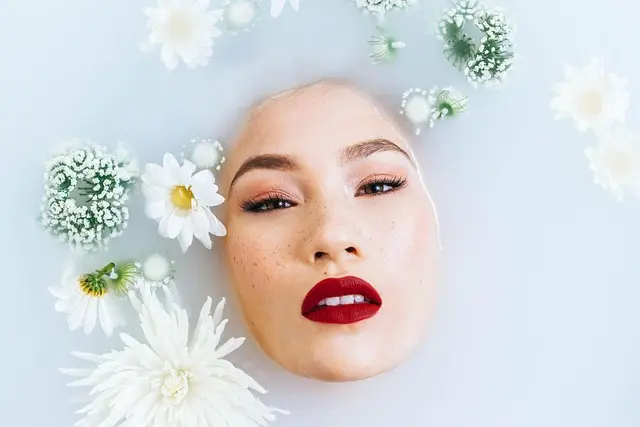 Comment le maquillage hybride influence le bien-être de votre peau