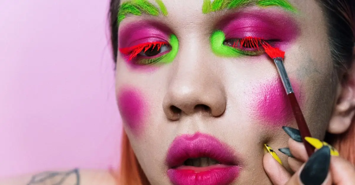 Maquillage hybride : 5 techniques pour un regard captivant