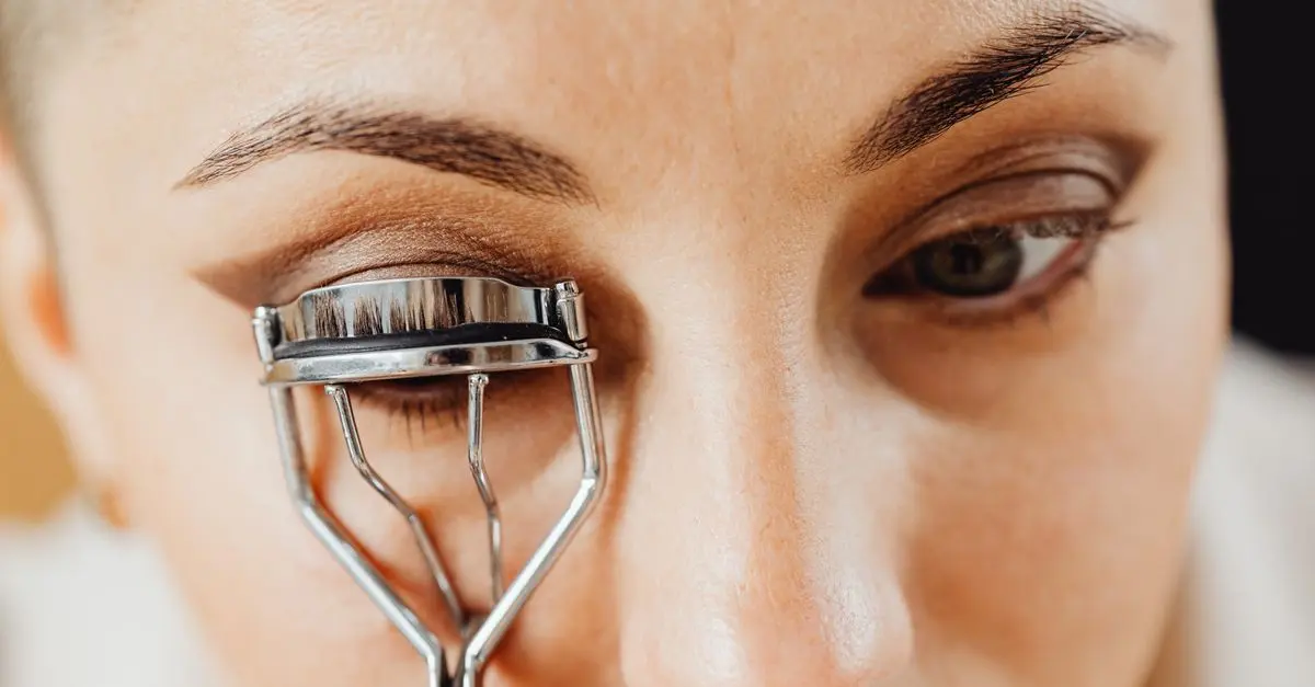 Comment créer un regard captivant avec le maquillage hybride
