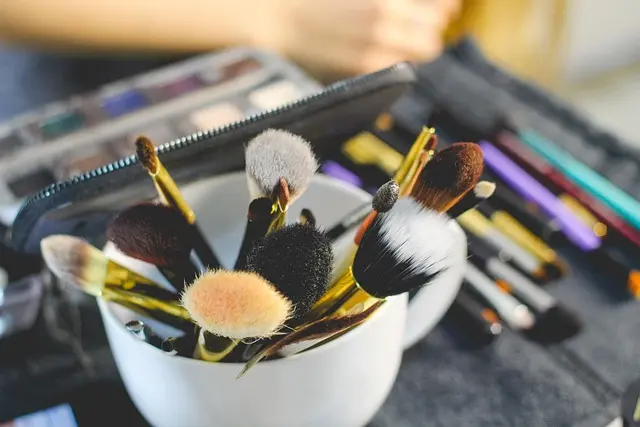 Les bienfaits du maquillage hybride pour les peaux sensibles