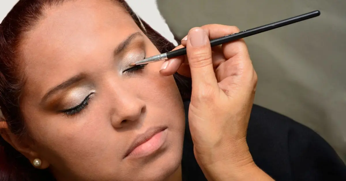 Maquillage hybride : 10 gestes incontournables pour une application parfaite