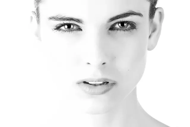 Comment le maquillage hybride change la routine beauté des femmes