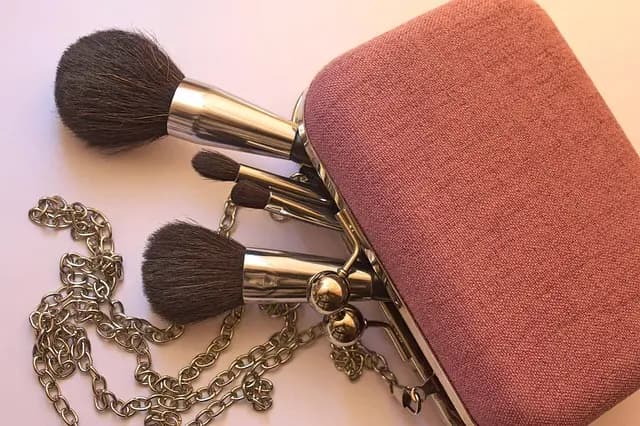 Les meilleures techniques pour appliquer le maquillage hybride efficacement