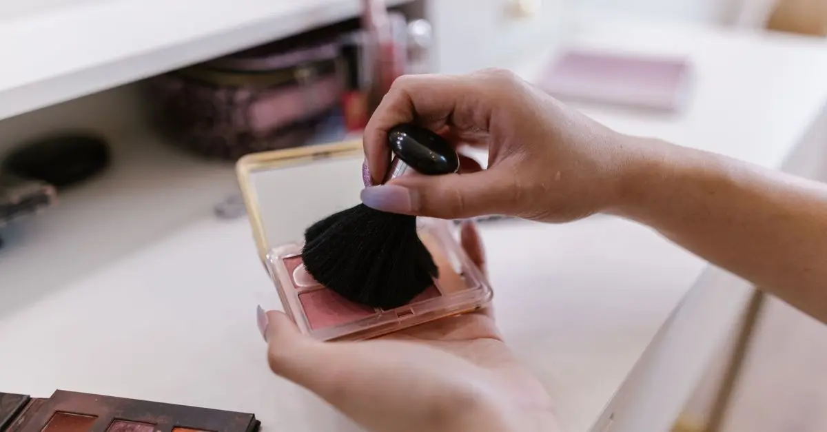 Le maquillage hybride : comment choisir les produits adaptés à votre type de peau