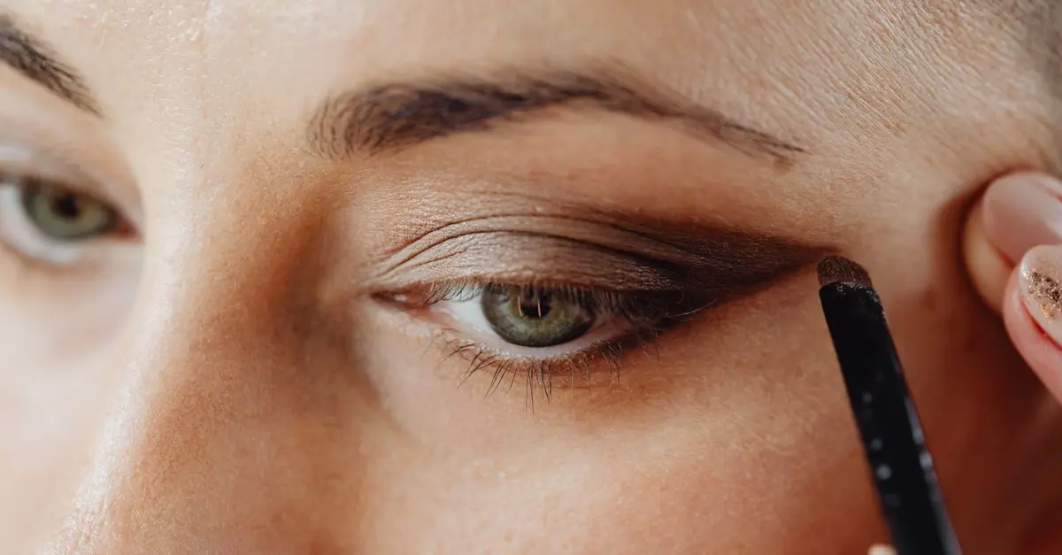 Les essentiels pour un maquillage hybride réussi