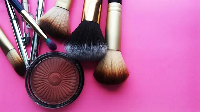 Comment le maquillage hybride s'adapte à chaque type de peau