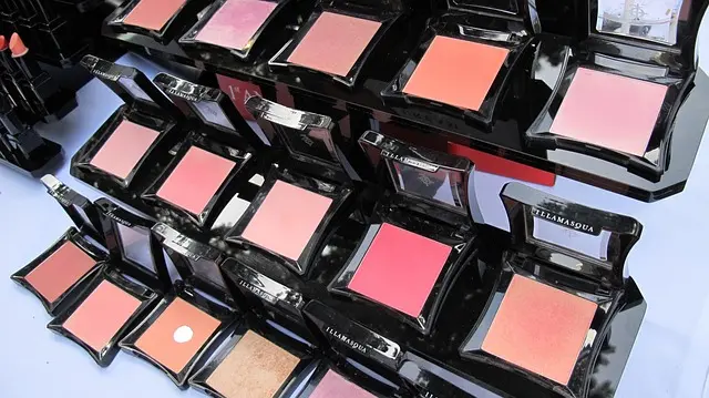 Comment choisir son maquillage hybride pour un look naturel