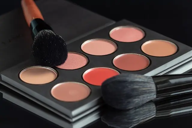 Maquillage hybride : Secrets pour un teint frais et naturel