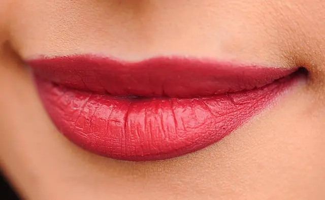 Comment le maquillage hybride peut transformer votre routine beauté