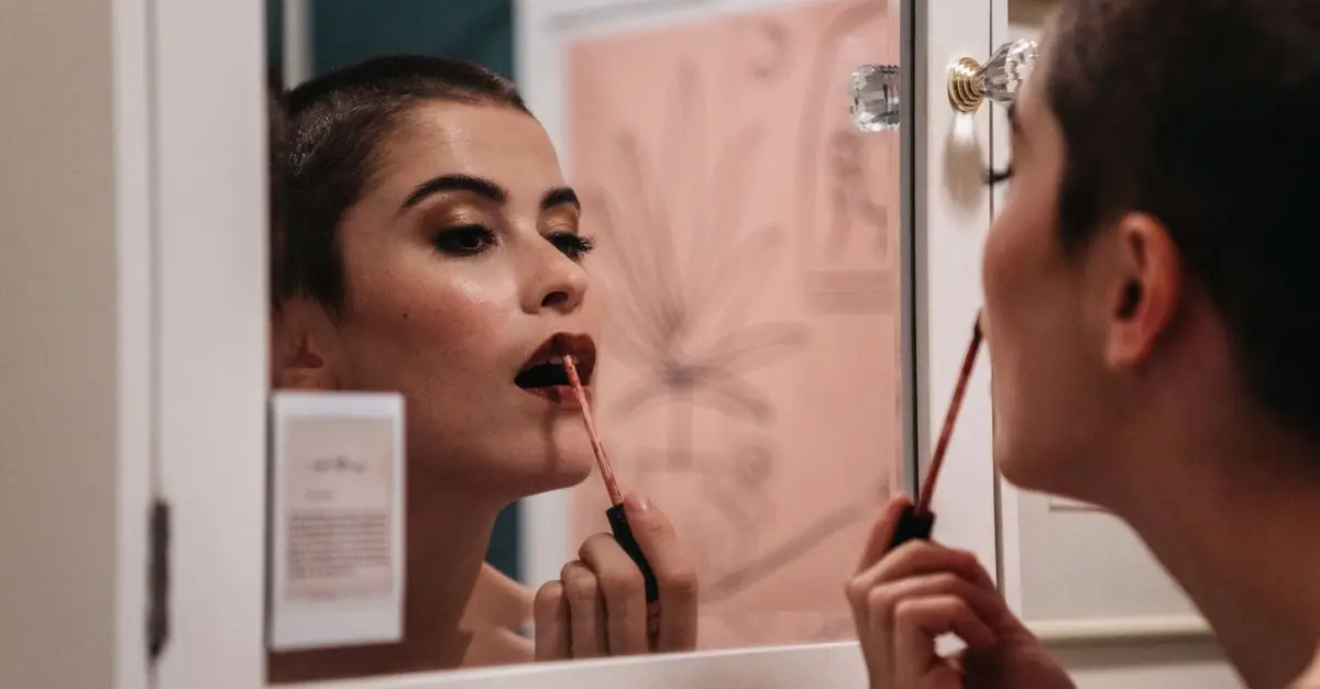 Comment intégrer le maquillage hybride à votre routine beauté