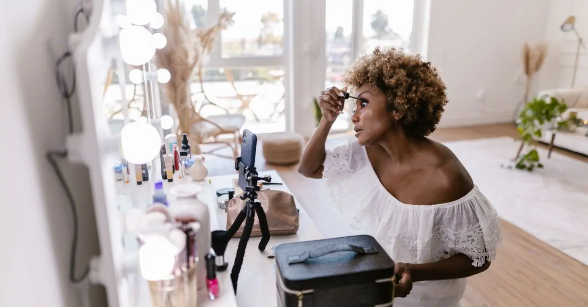 Comment créer un look de maquillage hybride adapté à votre peau