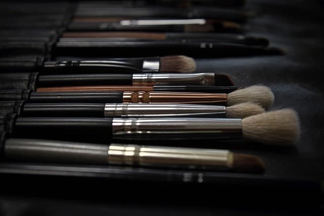 Comment le maquillage hybride s'adapte aux saisons