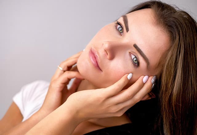 Comment réussir un maquillage hybride pour un look sophistiqué