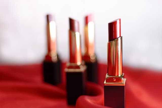 Maquillage hybride : Comment créer un look sophistiqué et élégant